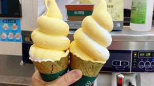 ▲全家霜淇淋今起全台門市正式開賣新口味「芒果椰奶霜淇淋」，周五六日靠全盈+PAY連吃三天買1送1。（圖／曾郁雯提供）