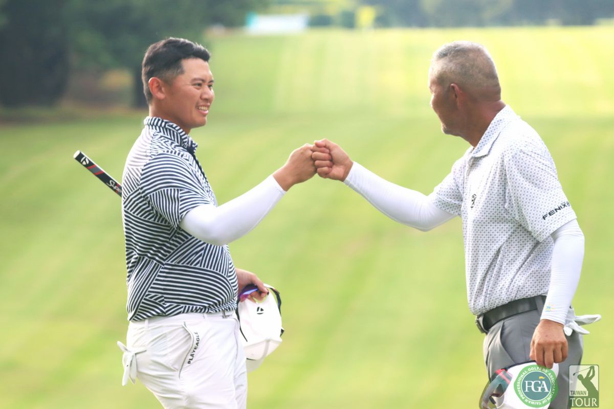 ▲第一回合林冠伯66桿(-6)和盧建順65桿(-7)兩位同組互相碰拳打氣.暫列第一.二。(官方提供)