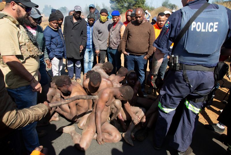 南非8女拍MV竟遭性侵！非法礦工成箭靶　抗議、私刑頻傳
