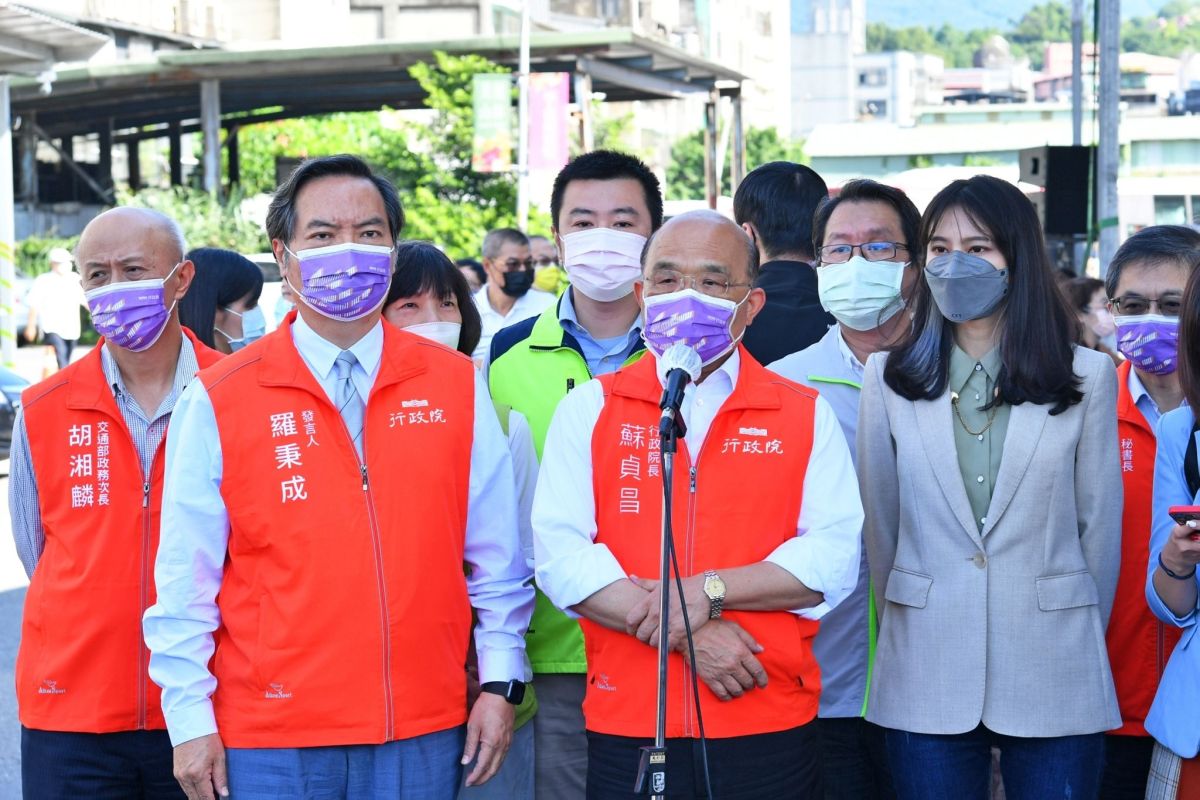 ▲中共連日鎖台軍演，行政院長蘇貞昌（中）批評這是隔壁惡鄰在我們門口耀武揚威。（圖／行政院提供）