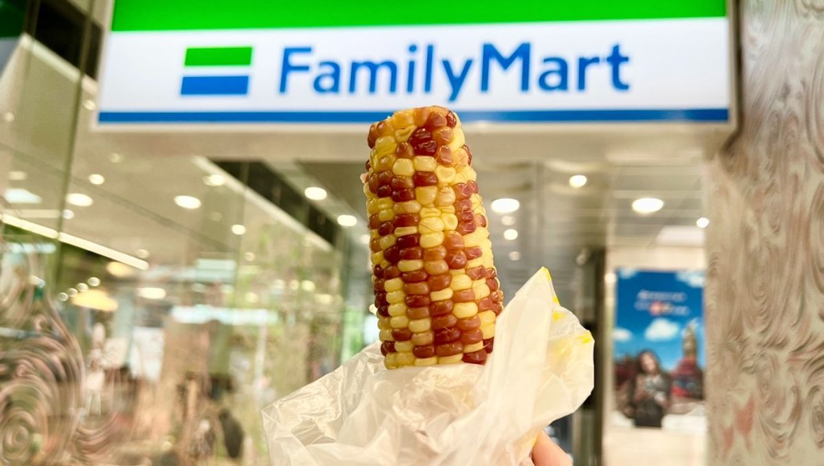 ▲超商店員多工萬能，現在連蒸煮玉米也是略懂略懂，網友發現全家超商繼夯蕃薯、烤馬鈴薯後，現在又開始賣起「蒸玉米」。（圖／民眾提供）
