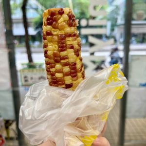 ▲蒸玉米選用雙色糯米玉米品種,透過高溫蒸煮,口感吃起來Q中帶軟不乾硬。(圖/民眾提供) ▲蒸玉米選用雙色糯米玉米品種,透過高溫蒸煮,口感吃起來Q中帶軟不乾硬。(圖/民眾提供)