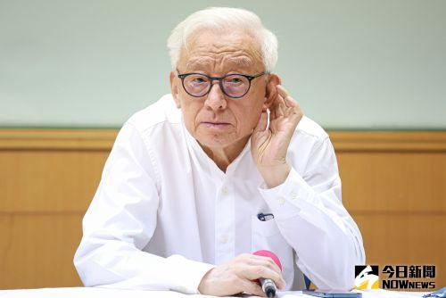 曹興誠親密照曝光「身材惹人羨」！他揪詭異處籲謝寒冰：出來面對
