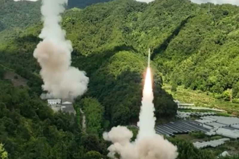 ▲中國「圍台」軍演,對台海周邊發射11枚彈道飛彈。(圖/央視微博)