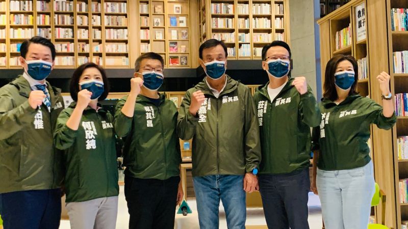 ▲蔡其昌競選總部主委蘇嘉全,今率主要幹部一起亮相。(圖/記者顏幸如攝,2022.08.05)