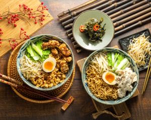 業配 ▲「福忠字號」以偉忠姐姐眷村菜為本,展現美味醬料等眷村料理,讓傳統的好味道兼具文創風與美味,充滿家鄉味道的乾拌麵!(圖/品牌提供)