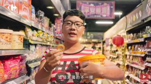 ▲家樂福找來YouTuber阿翰拍攝中元廣告,在片中扮演算命阿姨「廖麗芳」及新移民媳婦「阮月嬌」,因模仿越南口音爆出歧視爭議。(圖/翻攝畫面) ▲家樂福找來YouTuber阿翰拍攝中元廣告,在片中扮演算命阿姨「廖麗芳」及新移民媳婦「阮月嬌」,因模仿越南口音爆出歧視爭議。(圖/翻攝畫面)