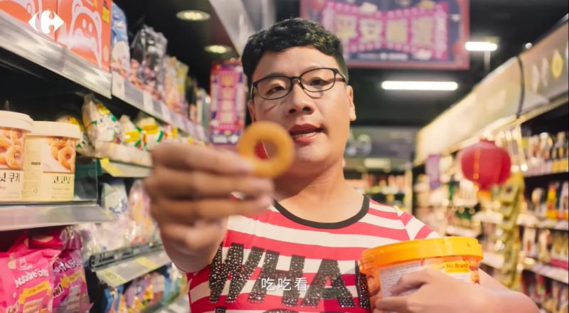 ▲家樂福找來YouTuber阿翰拍攝中元廣告,在片中扮演算命阿姨「廖麗芳」及新移民媳婦「阮月嬌」,因模仿越南口音爆出歧視爭議。(圖/翻攝畫面)