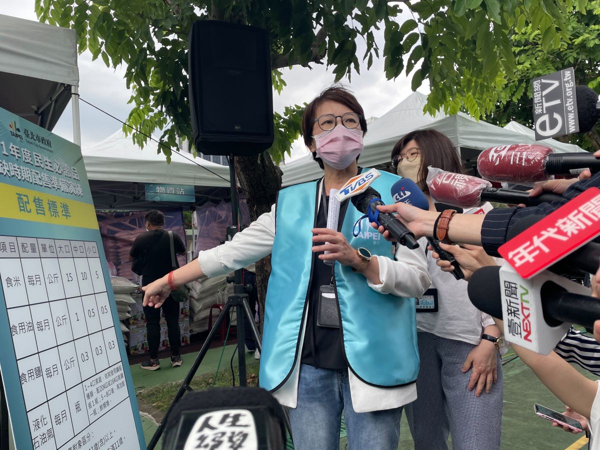 ▲台北市副市長黃珊珊視察⺠⽣必需品短缺時期配售準備演練。（圖／北市府提供）