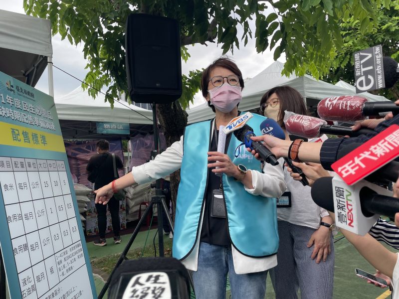 ▲台北市副市長黃珊珊視察⺠⽣必需品短缺時期配售準備演練。(圖/北市府提供)