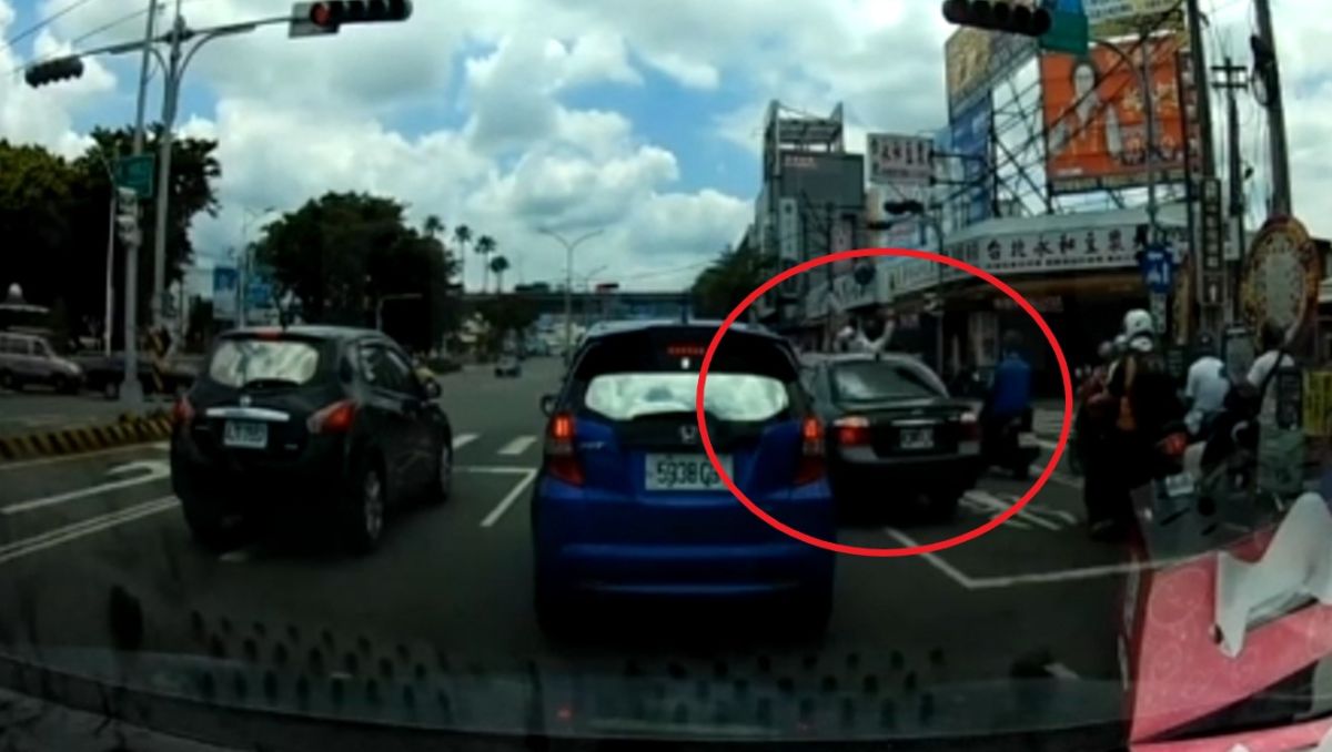 ▲台中一名楊姓男子今天中午駕駛汽車，突然毫無煞車撞上2名機車騎士。（圖／翻攝記者爆料網）