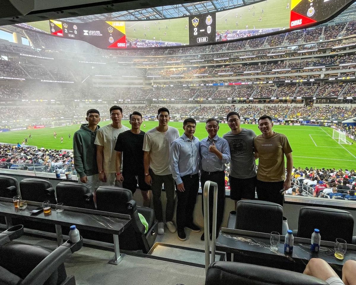 ▲國王軍團利用空檔欣賞足球賽。取自新北國王FB