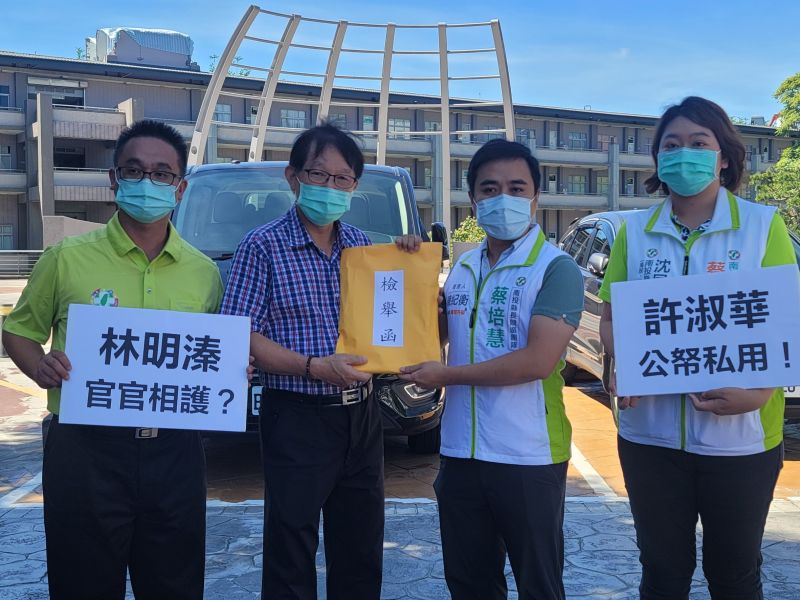 ▲沈夙崢（右起）、陳紀衡及曾琮愷（左一）到南投縣政府前遞交檢舉函。（圖／蔡培慧提供，2022.08.05）