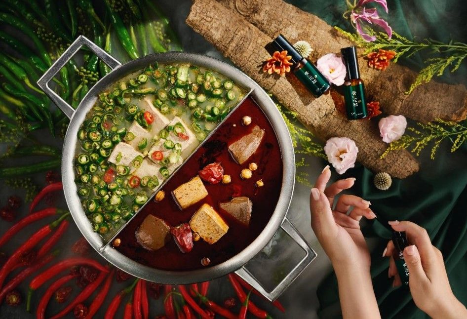 ▲ 網路票選第一精品麻辣鍋—青花驕，為打造頂級用餐體驗、讓顧客留下深刻氣味記憶，攜手台灣香水領導品牌 P.Seven 台灣茶香水。（圖／品牌提供）