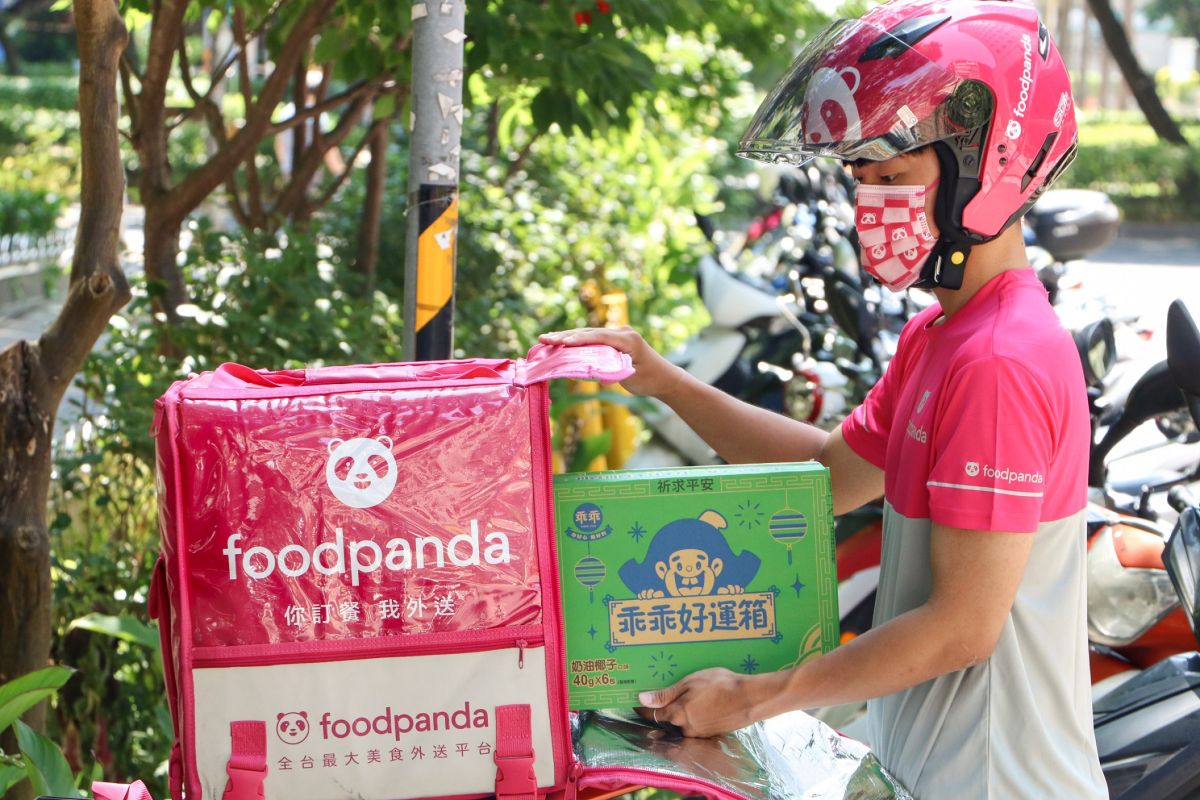 ▲針對中元拜拜，foodpanda 祭出一系列期間限定優惠，即日起至 8/14，首次訂購生鮮雜貨輸入指定優惠碼【中元平安福】享 5 折優惠，最高折抵 200元。（圖／官方提供）