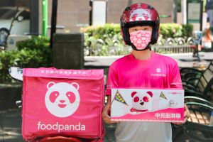 ▲pandamart 熊貓超市推出「胖胖達中元澎湃箱」集結台式泡麵、經典零食餅乾、罐頭飲料等商品。（圖／官方提供）