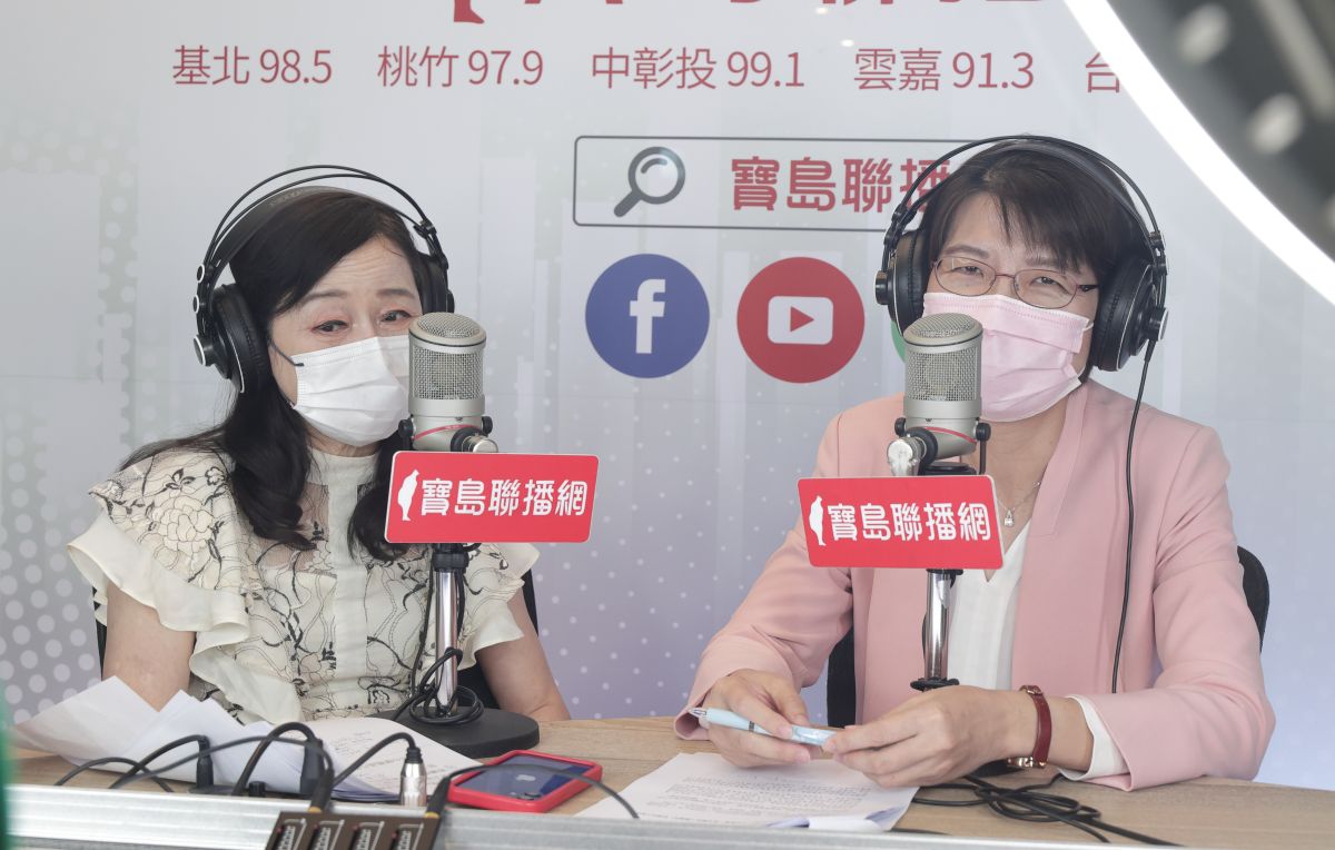 ▲黃秀芳（右）接受周玉蔻專訪，透露當年因一條「跑馬燈」誤打誤撞踏入政壇。（圖／黃秀芳辦公室提供，2022.08.05）