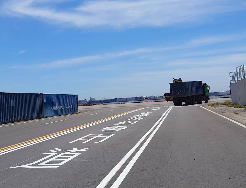 ▲台灣港務公司在台中港首創交領櫃預約平台，以共享快速、智能的港區作業環境。(圖／記者黃守作攝，2022.08.05)