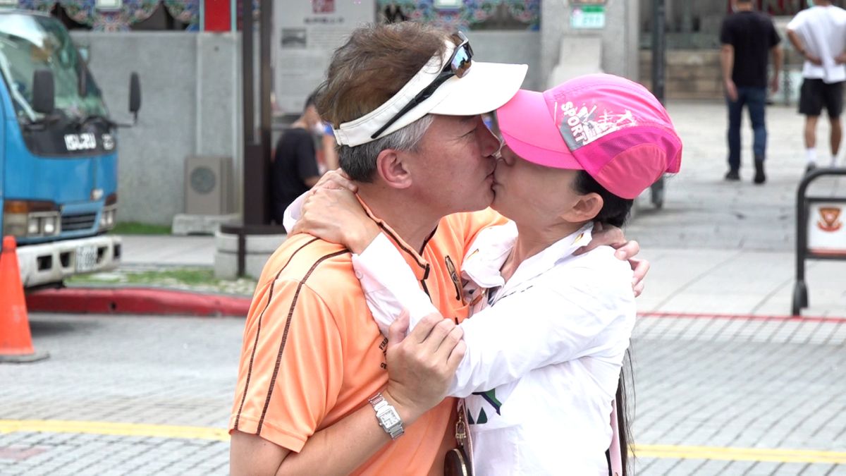 ▲近期孫安佐官司劃下句點，孫鵬、狄鶯也來到龍山寺答謝神明的保佑。（圖／記者朱永強攝）