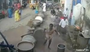 ▲男子事發後,試圖自行起身,但因傷勢過重,馬上又倒回地上,經搶救仍不幸在本月2日逝世。(圖/翻攝推特@ps1ack) ▲男子事發後,試圖自行起身,但因傷勢過重,馬上又倒回地上,經搶救仍不幸在本月2日逝世。(圖/翻攝推特@ps1ack)