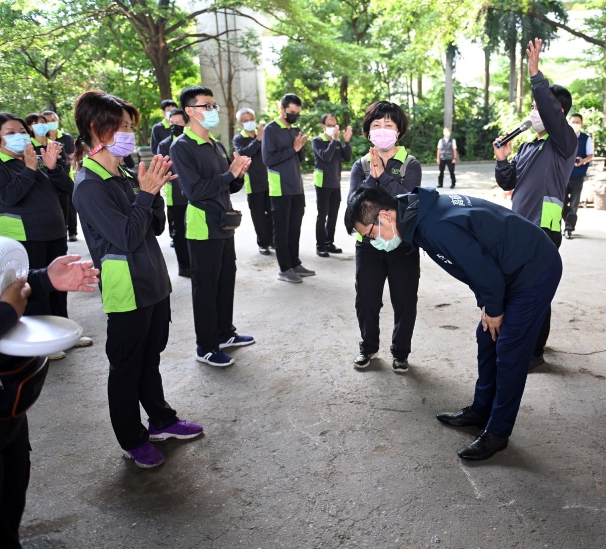 ▲為表達對所有清潔隊員的辛勞付出，陳其邁帶著綠豆湯和包子前往三民東區清潔隊並已深深的一鞠躬表達感謝。（圖／高市府提供）