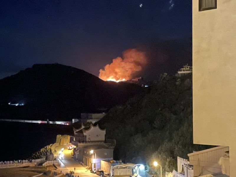 ▲西引傳出火燒山意外,一度懷疑是實彈演練所致,稍早軍方回應指出,起火點並非射擊點,與國軍無關。(圖/翻攝記者爆料網)