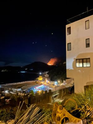 ▲當地民眾表示,連遠在東引島都可以看見火光。(圖/翻攝記者爆料網) ▲當地民眾表示,連遠在東引島都可以看見火光。(圖/翻攝記者爆料網)