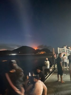 ▲現場聚集不少民眾觀望。(圖/翻攝記者爆料網) ▲現場聚集不少民眾觀望。(圖/翻攝記者爆料網)