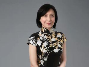 周玉琴並非墨守成規的白富美,她不僅守住家業,還幫家族打贏了一場艱難的收購戰。(圖/翻攝自推特) ▲周玉琴並非墨守成規的白富美,她不僅守住家業,還幫家族打贏了一場艱難的收購戰。(圖/翻攝自推特)