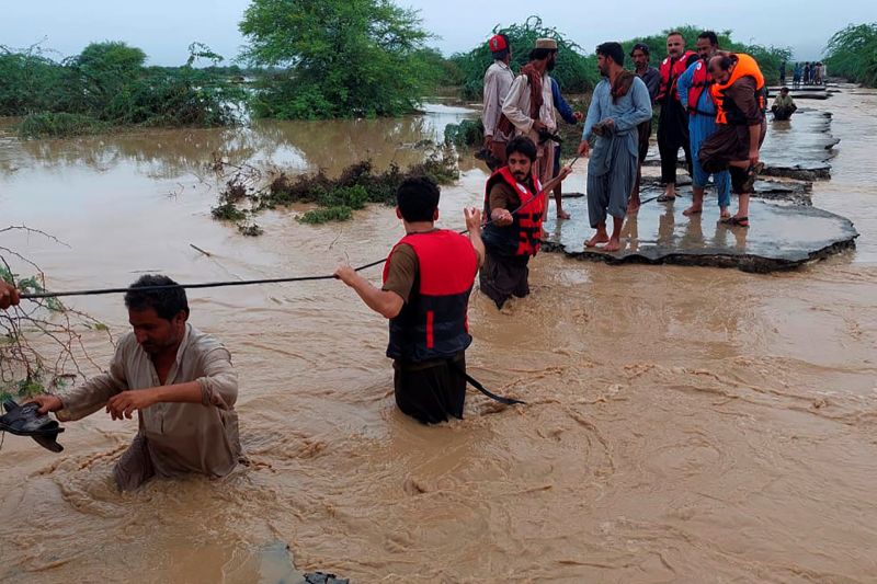▲巴基斯坦政府機構指出，異常的雨季大雨導致暴洪，在過去一個月以來至少奪走549條人命。（圖／美聯社／達志影像）