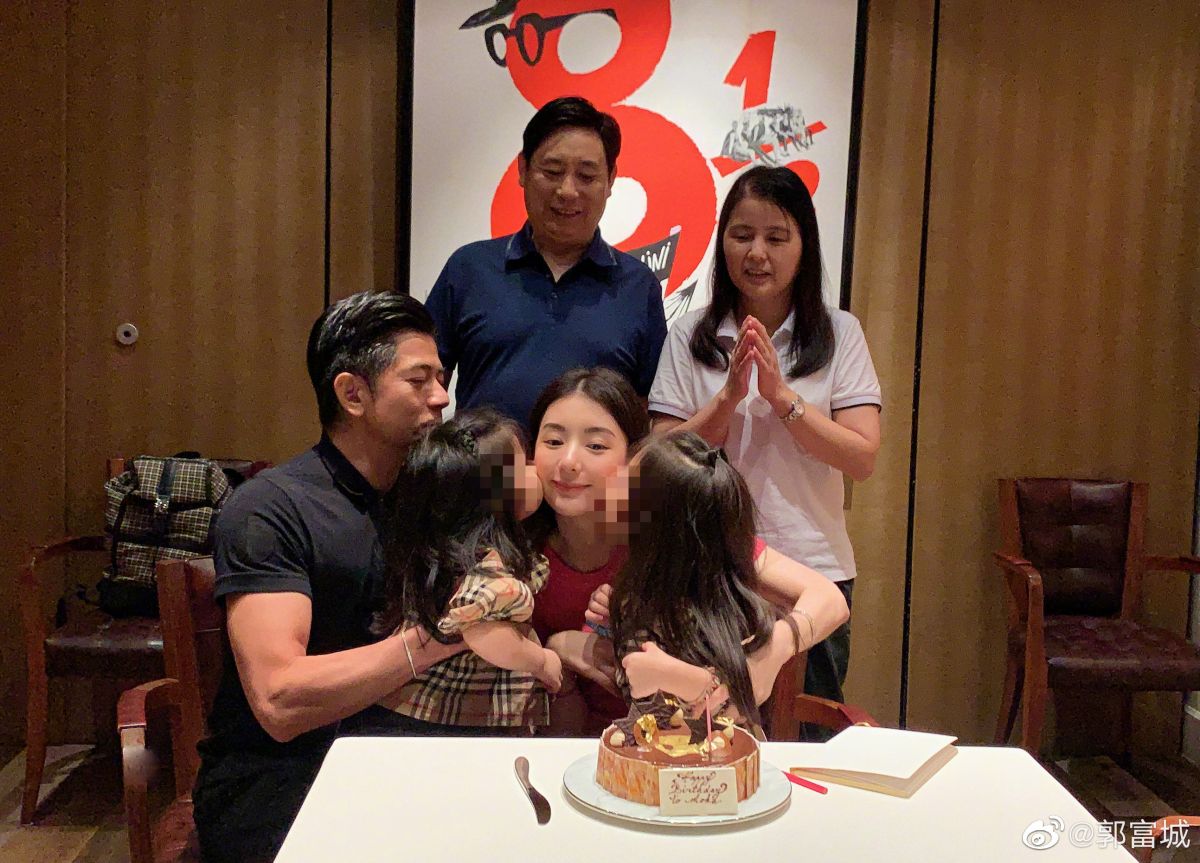 ▲郭富城（左）幫太太方媛（中）慶生，罕見曝光一家六口同框照。（圖／翻攝郭富城微博）