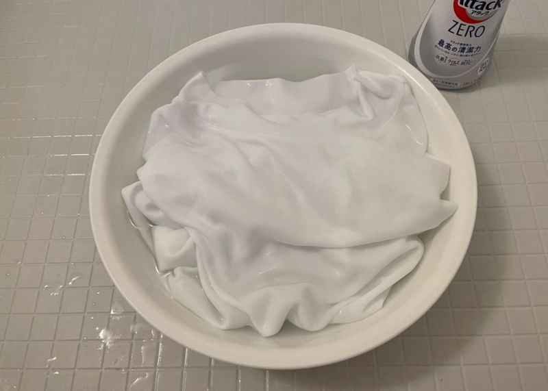 ▲泡入洗潔劑中戳洗，就能恢復白衣的外觀。（圖／截取自《花王 アタック》）