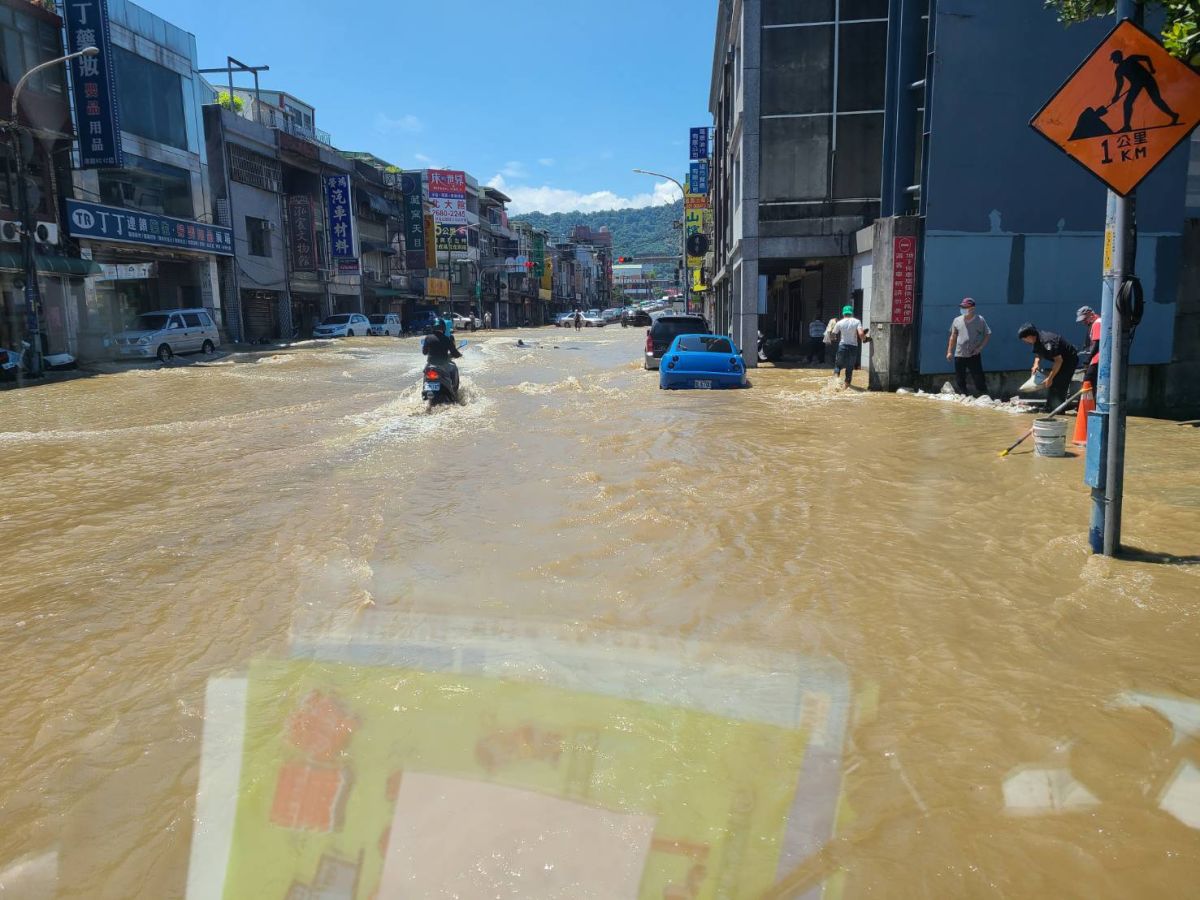 ▲今早新北市鶯歌陶博館前的文化、館前路口突然淹起大水，馬路成汪洋一片，造成民眾不少困擾（圖／翻攝畫面）