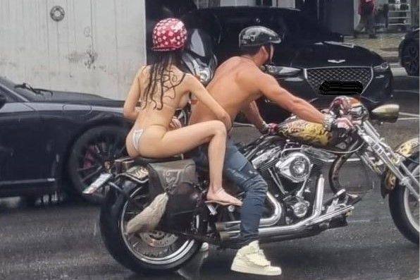 ▲兩人裸身騎車的畫面，在網路上引發熱議。（圖／取自推特）