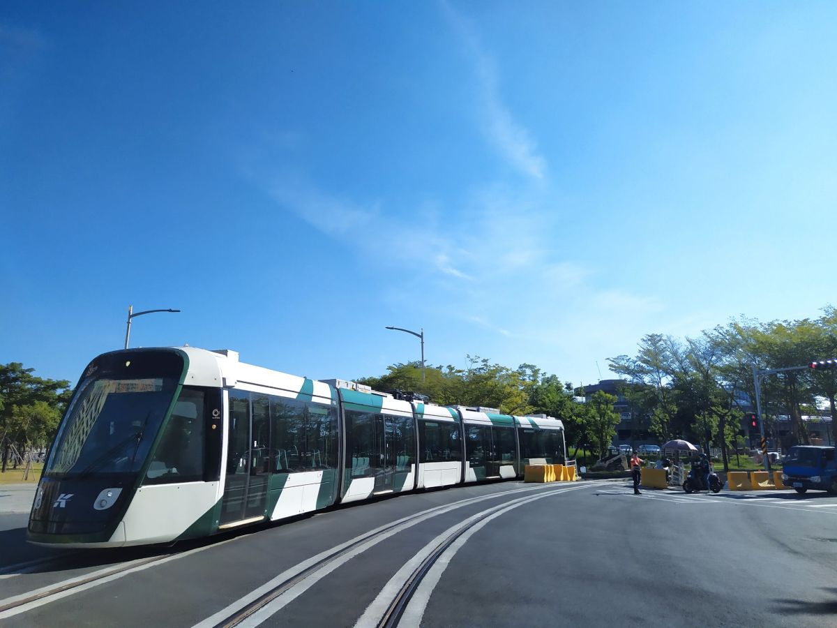 ▲高雄輕軌撞機車，騎士命危。（示意圖，非當事畫面／高市府捷運局提供）