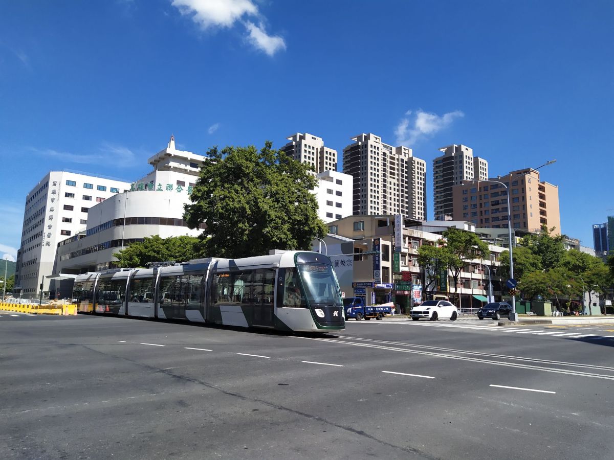 ▲高雄輕軌C20至C24站今(6)日開始系統整合測試，朝10月通車營運目標邁進。（圖／高市府捷運局提供）