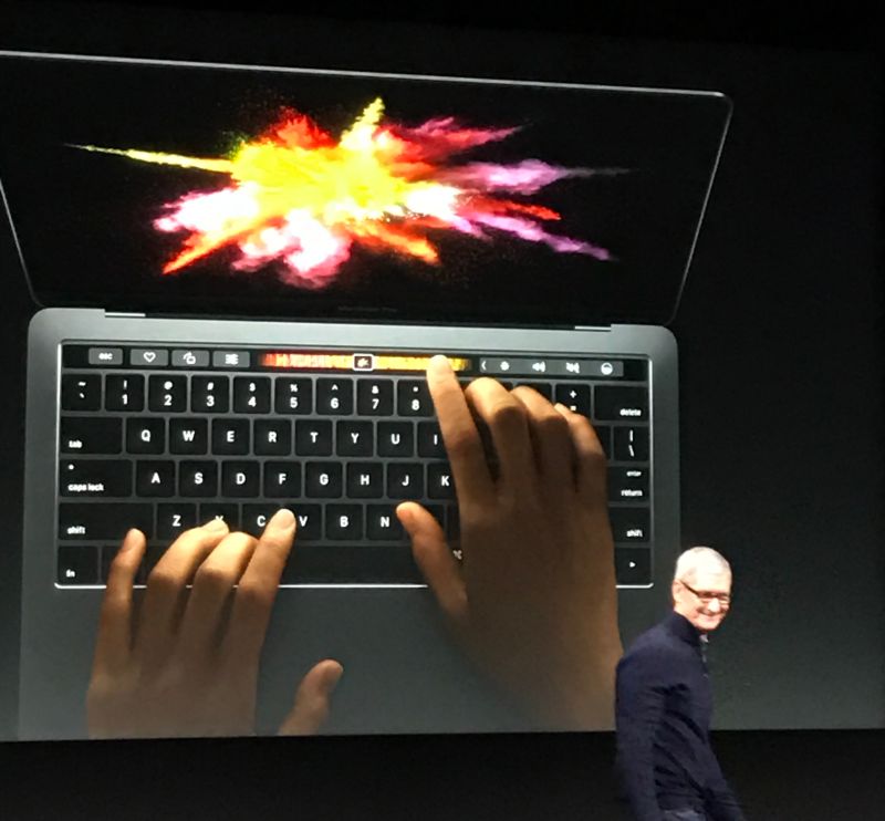 ▲2016年推出具備Touch Bar觸控面板的MacBook Pro，在當時引起相當大關注，隨著時代的轉移，今年部分機型被列入過時產品。(圖／記者周淑萍攝)