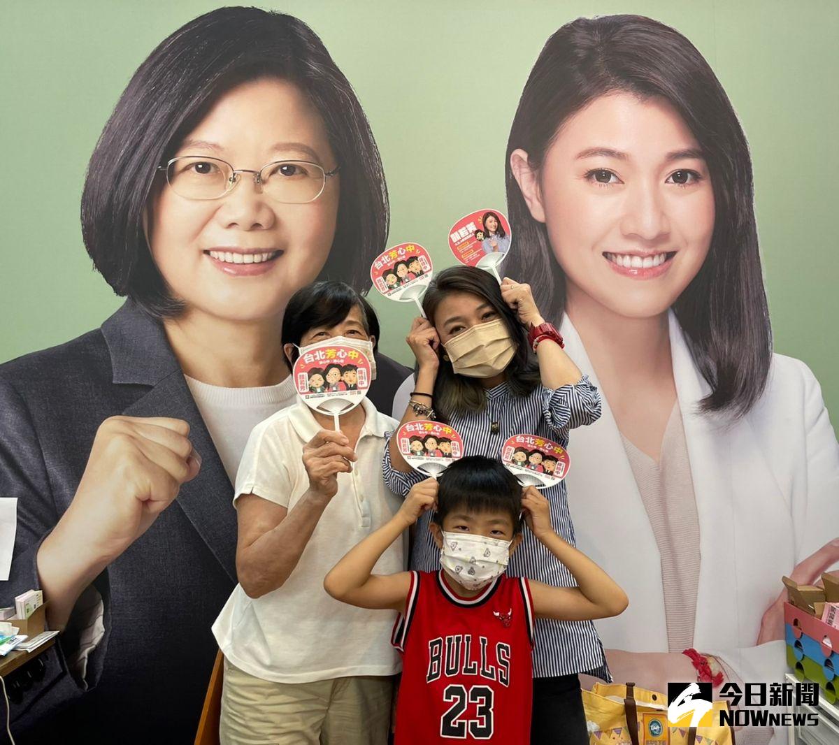 ▲顏若芳的迷你扇受到鄉親選民喜愛，詢問度超高。（圖／記者黃宣尹攝）