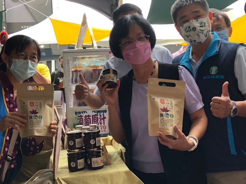 中友夏日小農市集 縣長王惠美親臨推銷在地農特產