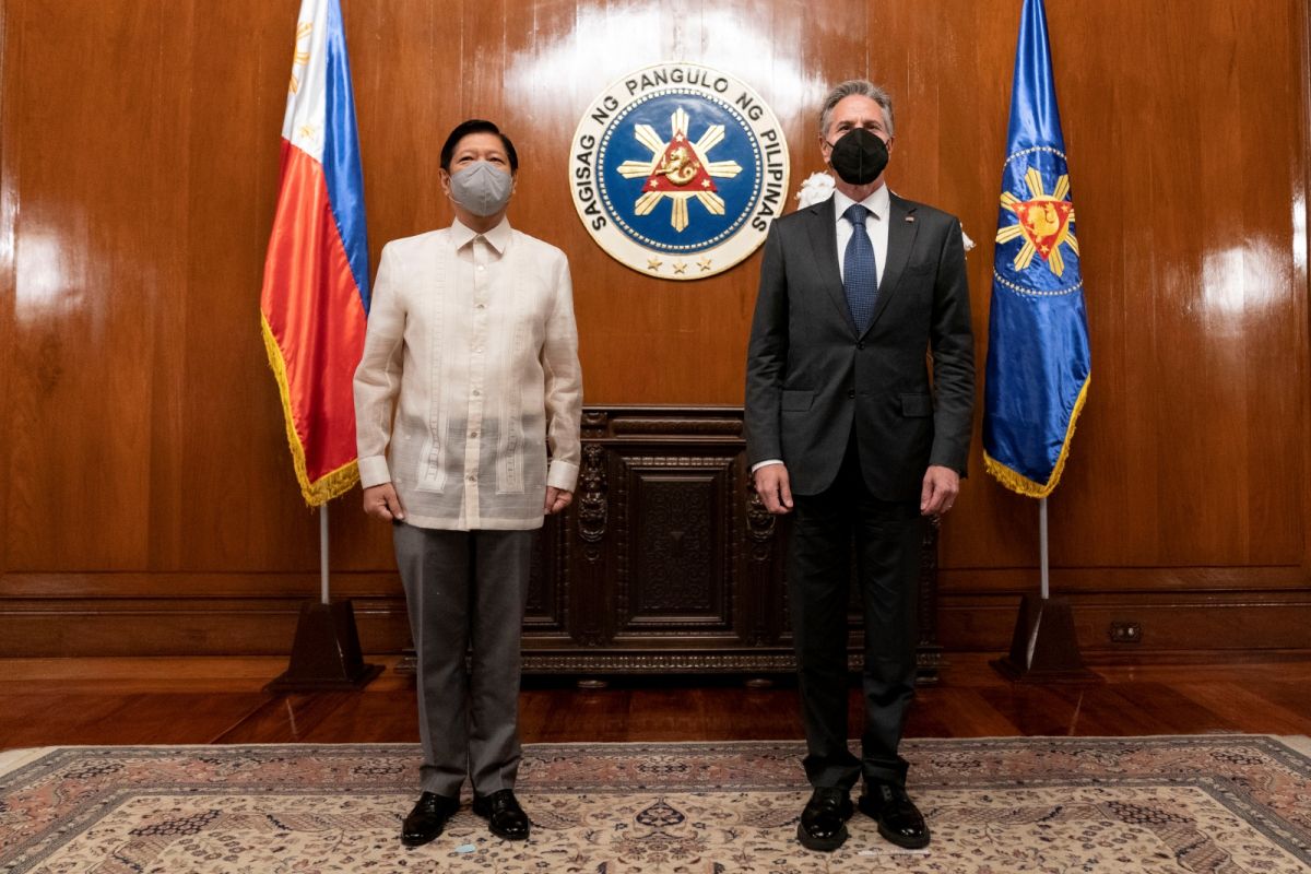 ▲中國正在菲律賓附近的台灣周圍舉行軍事演習。美國國務卿布林肯今天與菲律賓總統小馬可仕會面，以強化兩國「堅實」的聯盟。（圖／美聯社／達志影像）