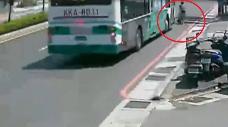走到一半人行道消失！7旬婦被迫走路肩　下秒遭公車撞飛
