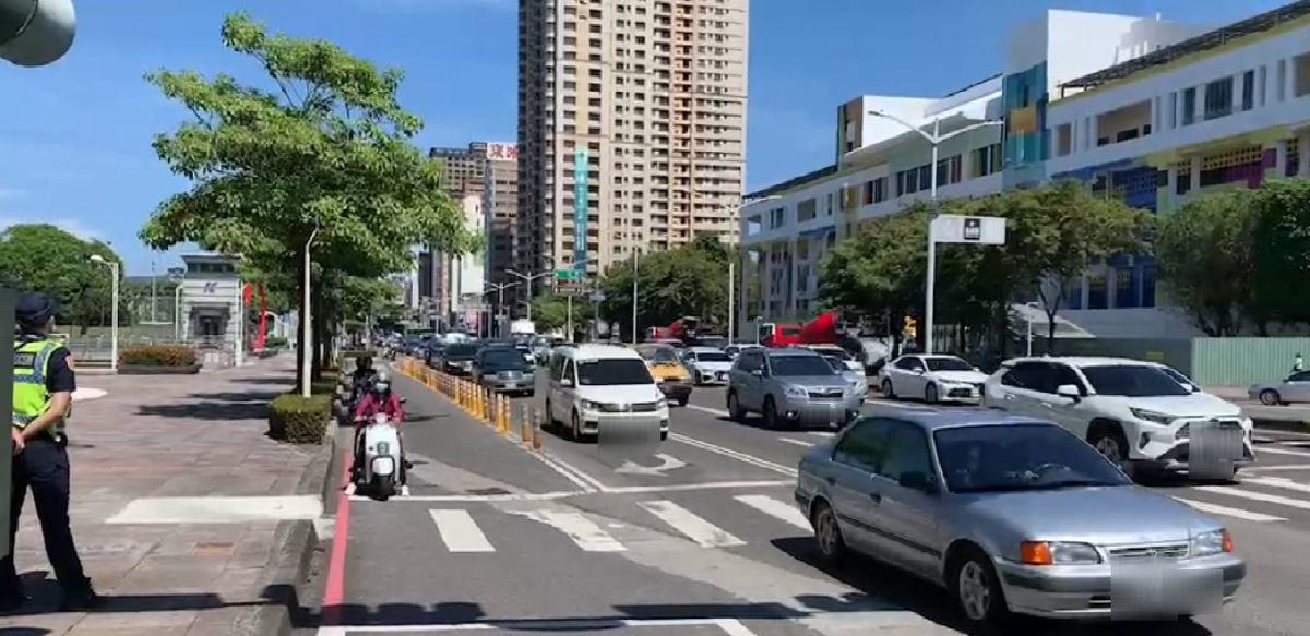 ▲高雄市交通大隊今天呼籲所有駕駛人雖然夏日天氣炎熱，請依規定至停等區等候，勿於車道陰影處暫停，如駕駛人任意於車道暫停造成交通事故，仍須擔負肇事民刑事責任。（圖／高市警交通大隊提供）