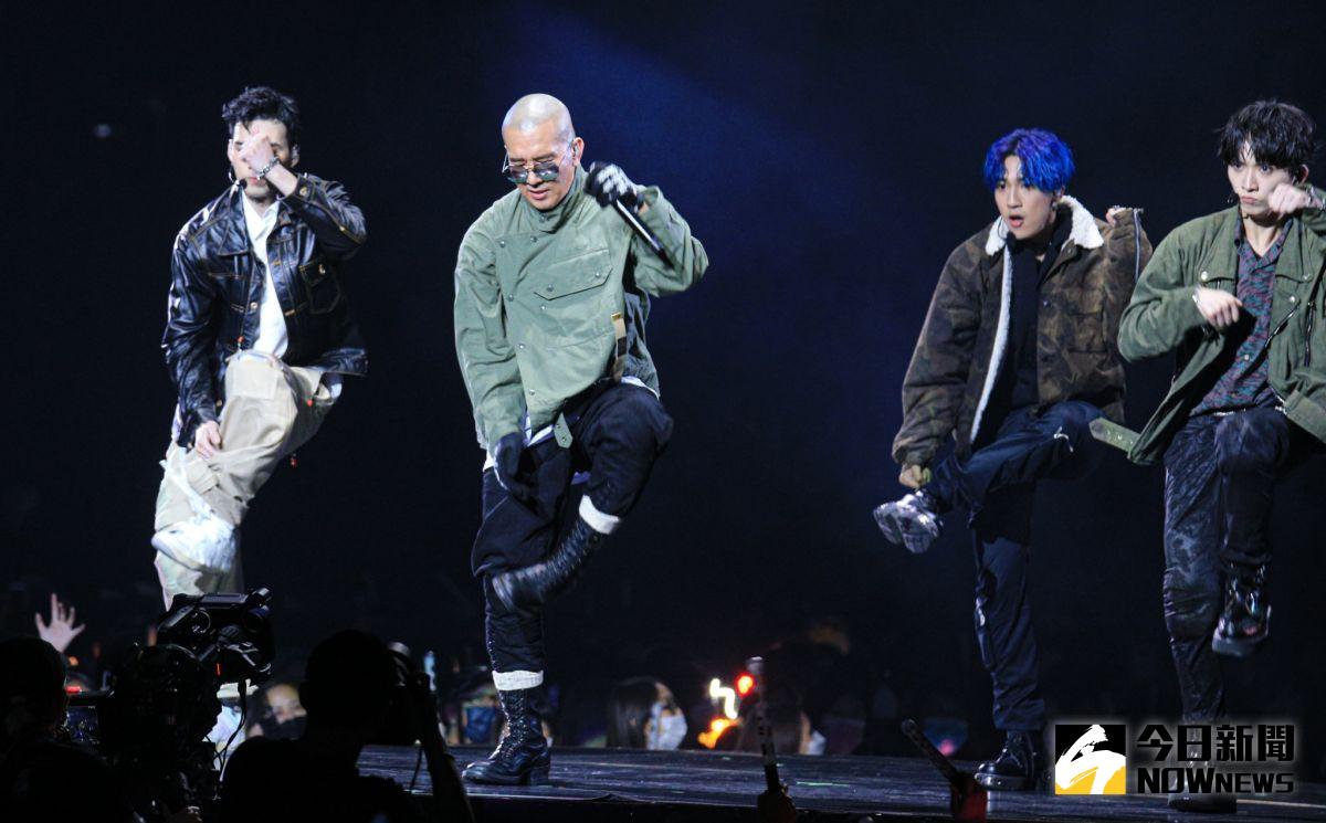 ▲具俊曄（中）擔任「五堅情」演唱會嘉賓，與「五堅情」一起熱跳「酷龍」經典舞蹈。（圖／記者葉政勳攝, 2022.08.06）