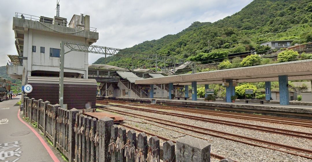 ▲一名男子不明原因跌落鐵道，慘遭太魯閣號撞上，目前已由警消送往醫院急救。（圖／翻攝google地圖）