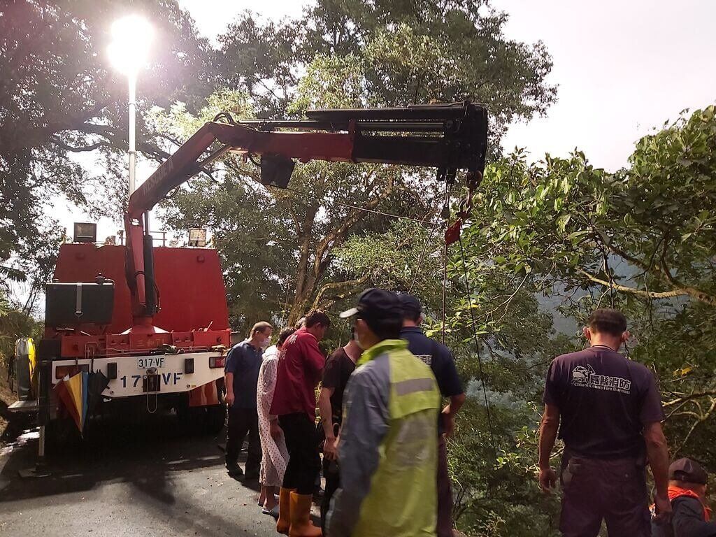 ▲嘉義6日下午發生一起車輛翻落邊坡事故，造成2死2傷。（圖／翻攝畫面）