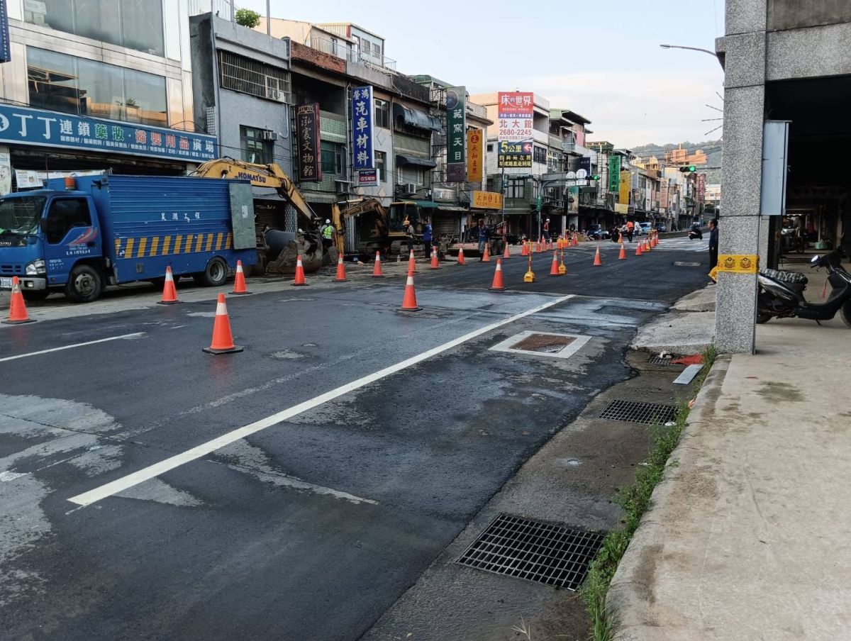 ▲鶯歌陶博館前馬路因自來水管爆裂，路面淹起大量黃泥水。（圖／翻攝畫面）