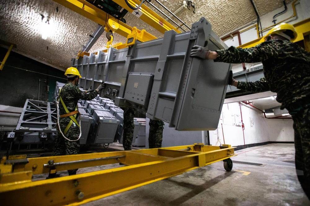 ▲針對中國連日在台海周邊軍演威嚇，軍聞社指出，海軍海鋒大隊官兵24小時加強戒備。圖為海鋒大隊演練上彈作業。（圖／軍聞社提供）