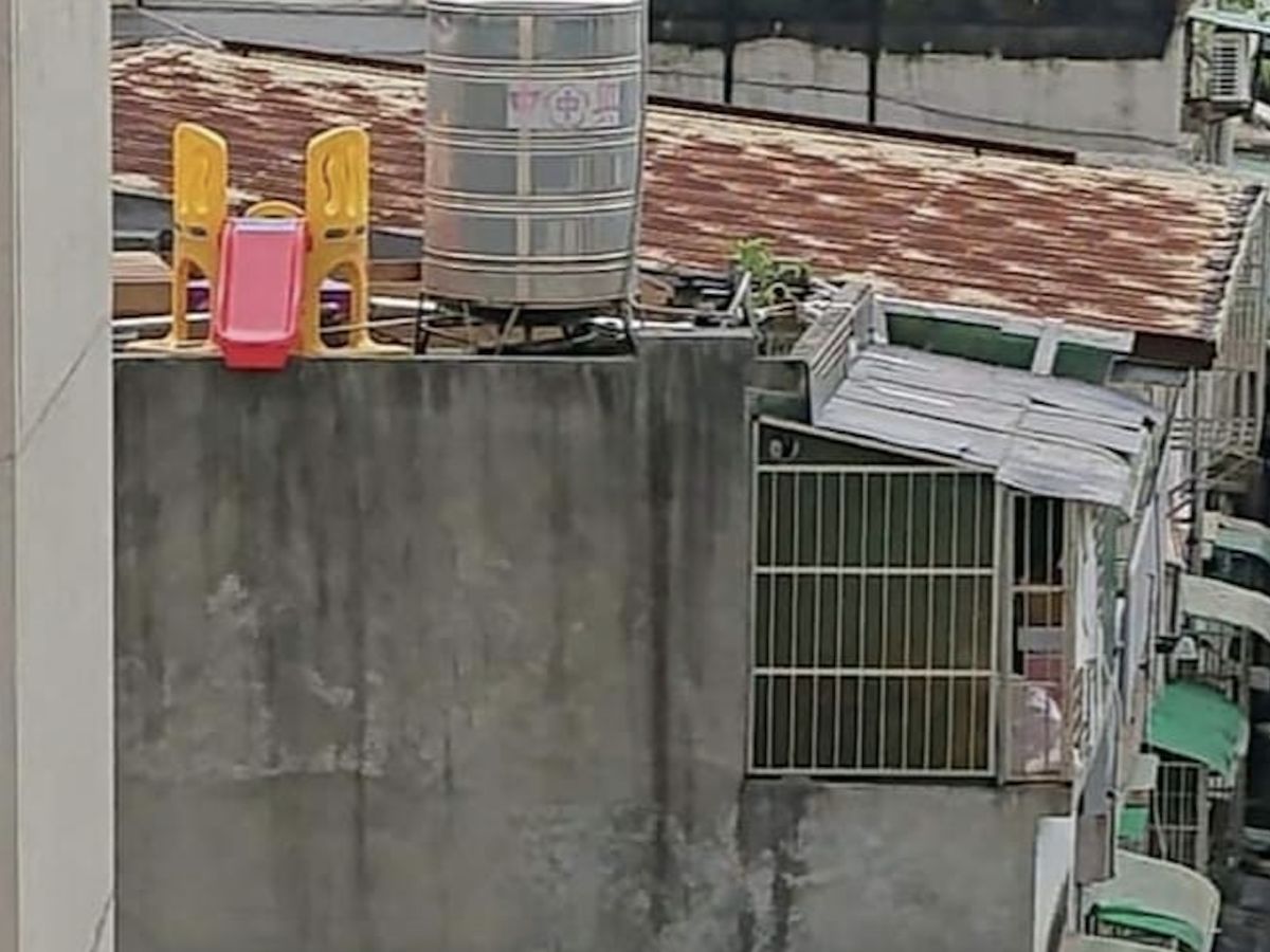 ▲一名網友在網路上分享一張照片，只見畫面中的公寓頂樓上有個小溜滑梯，仔細看才發現溜滑梯出口竟是對著外頭。（圖／翻攝自路上觀察學院）