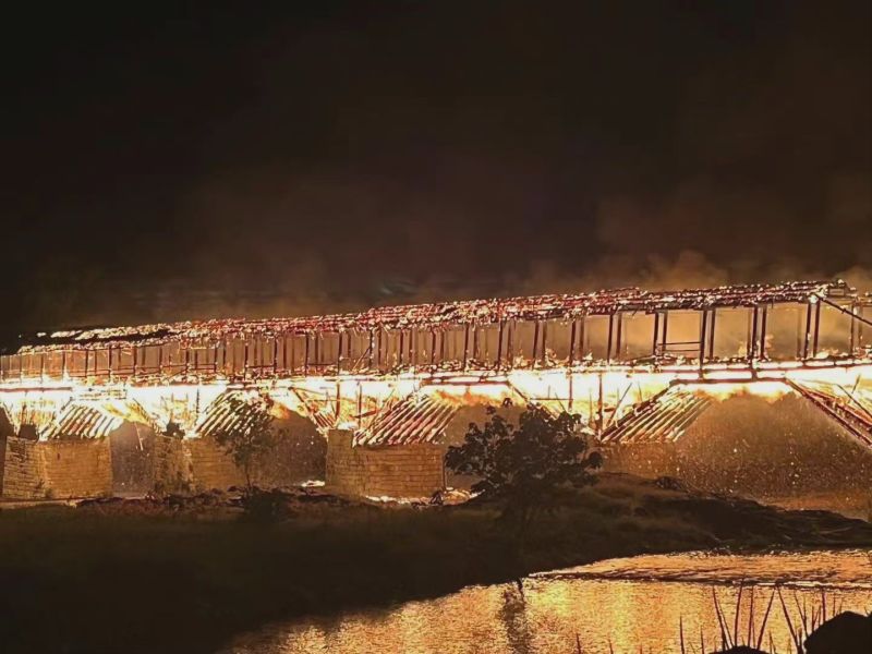 ▲位於福建屏南的中國現存最長木拱式廊「萬安橋」昨夜遭大火焚毀。（圖／翻攝自澎湃新聞）