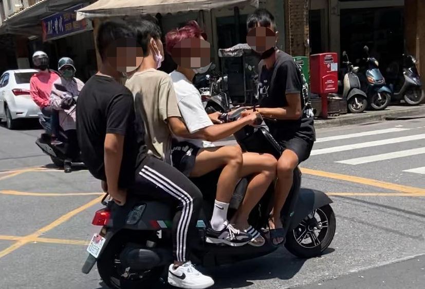 ▲有網友分享4位「三寶們」共同上路的畫面，同時搭乘1台摩托車、玩命的景象引發熱議。（圖／翻攝自路上觀察學院）